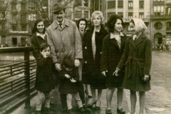 Familia Astobiza Gracia con la abuela Elena y María Antonia